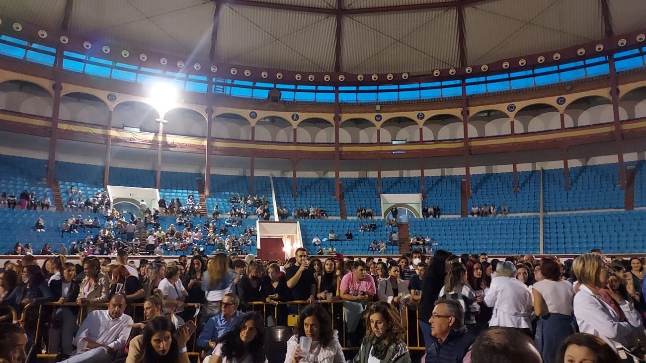 El concierto del grupo madrileño en el 'León Arena' cita a miles de personas en medio de un caos que se inició en la apertura de puertas con más de dos horas de retraso. El concierto, programado para las nueve de la noche comenzó pasadas las once con innumerables problemas técnicos. 