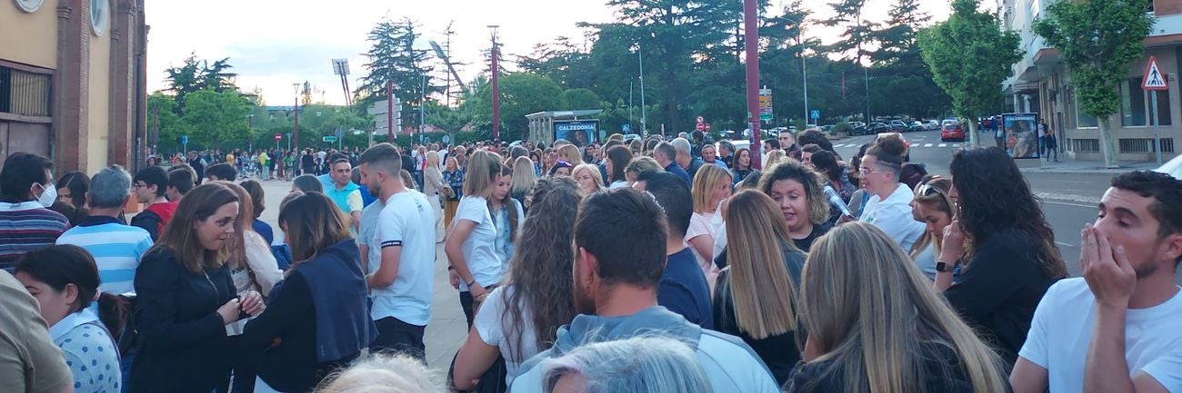 El concierto del grupo madrileño en el 'León Arena' cita a miles de personas en medio de un caos que se inició en la apertura de puertas con más de dos horas de retraso. El concierto, programado para las nueve de la noche comenzó pasadas las once con innumerables problemas técnicos. 