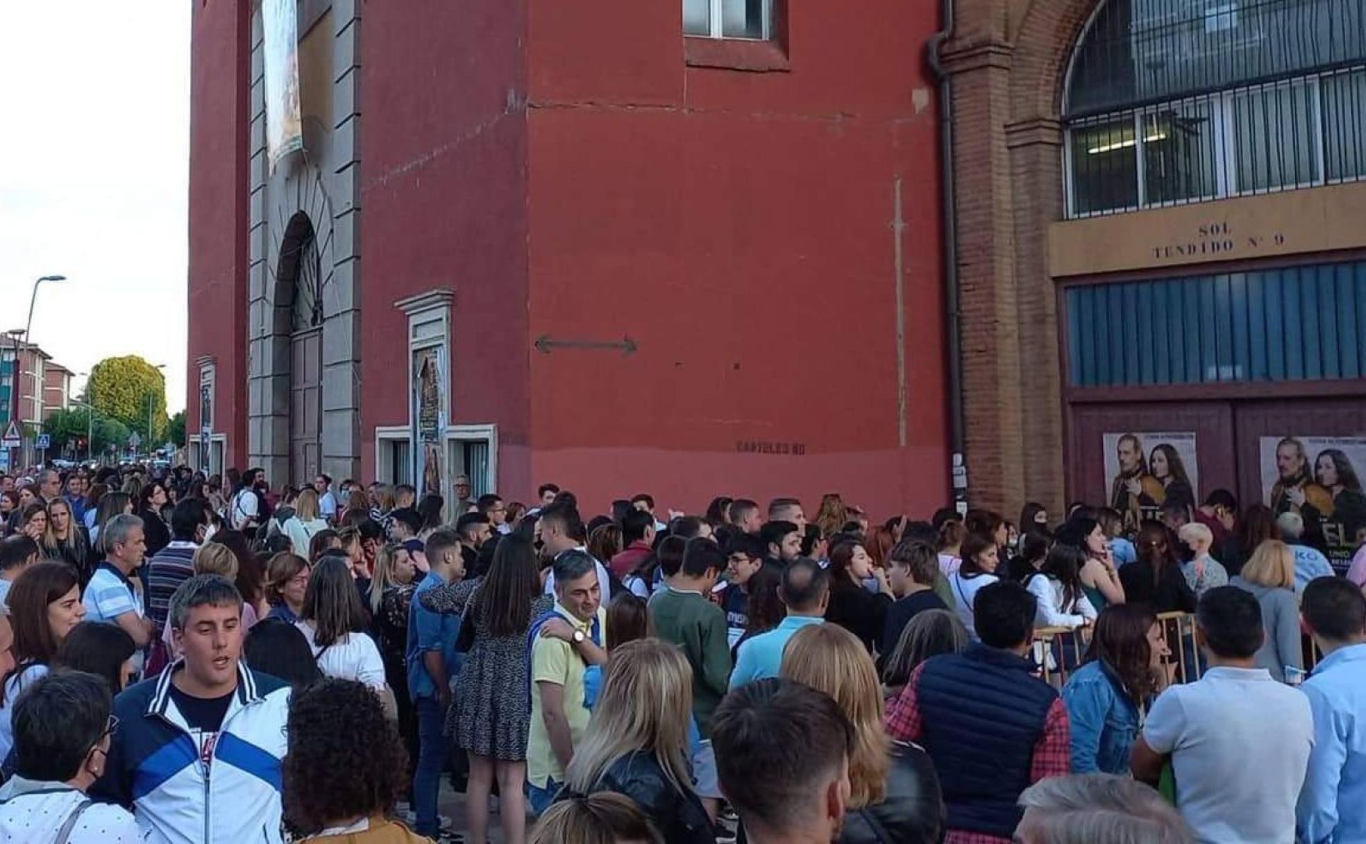 Miles de personas se agolpan, este viernes, a las puertas del 'León Arenas' a la espera de la apertura de puertas en el concierto de Camela. 