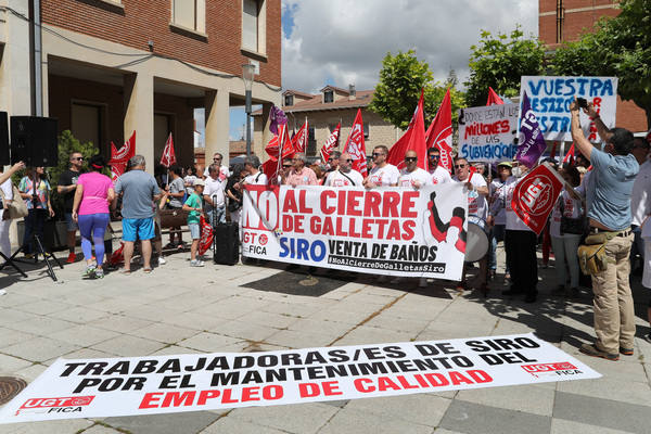 Los vecinos de la localidad palentina de Venta de Baños desbordaron hoy la Plaza de la Constitución en la primera manifestación de protesta tras el anuncio realizado por Cerealto Siro Foods. 