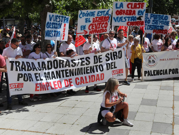 Los vecinos de la localidad palentina de Venta de Baños desbordaron hoy la Plaza de la Constitución en la primera manifestación de protesta tras el anuncio realizado por Cerealto Siro Foods. 