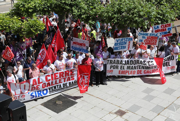 Los vecinos de la localidad palentina de Venta de Baños desbordaron hoy la Plaza de la Constitución en la primera manifestación de protesta tras el anuncio realizado por Cerealto Siro Foods. 