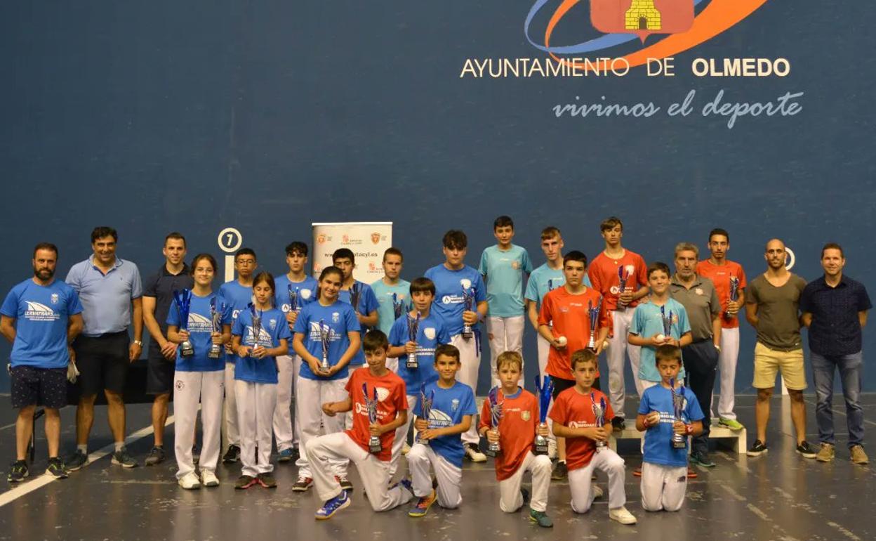 Foto de familia de los galardonados en el Campeonato de Castilla y León de Pelota Mano en Edad Escolar. 