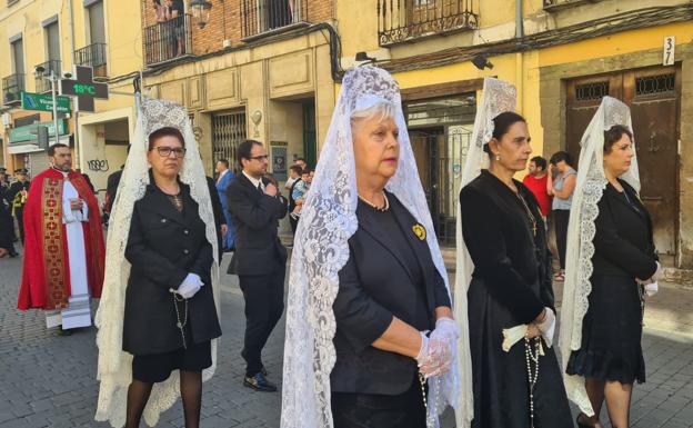 Galería. Las manolas portando mantilla blanca en la Procesión de la Alegría.