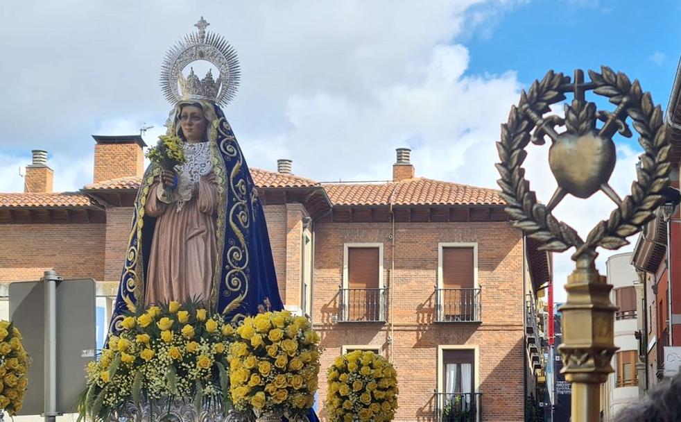 La Festividad de la Alegría lleva a la calle a esta talla mariana diferente al resto de la provincia en la fiesta de Angustias y Soledad.