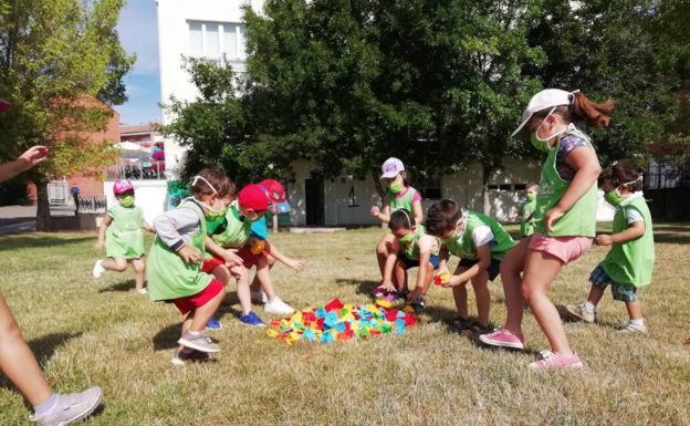 Niños jugando en un campamento de verano.