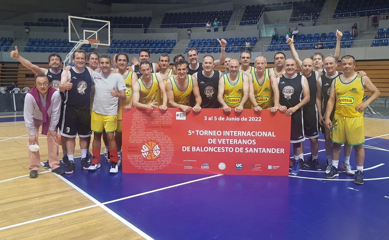 Los jugadores del Elosúa celebran el tercer puesto en este evento.