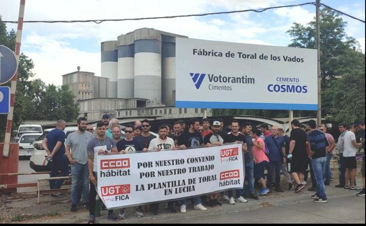 Protesta de los trabajadores de Cementos Cosmos en Toral de los Vados.