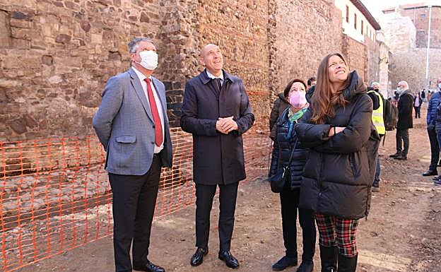 Visita del alcalde y la delegada territorial a los restos de la muralla y la zona de obras de peatonalización de la calle Carreras.