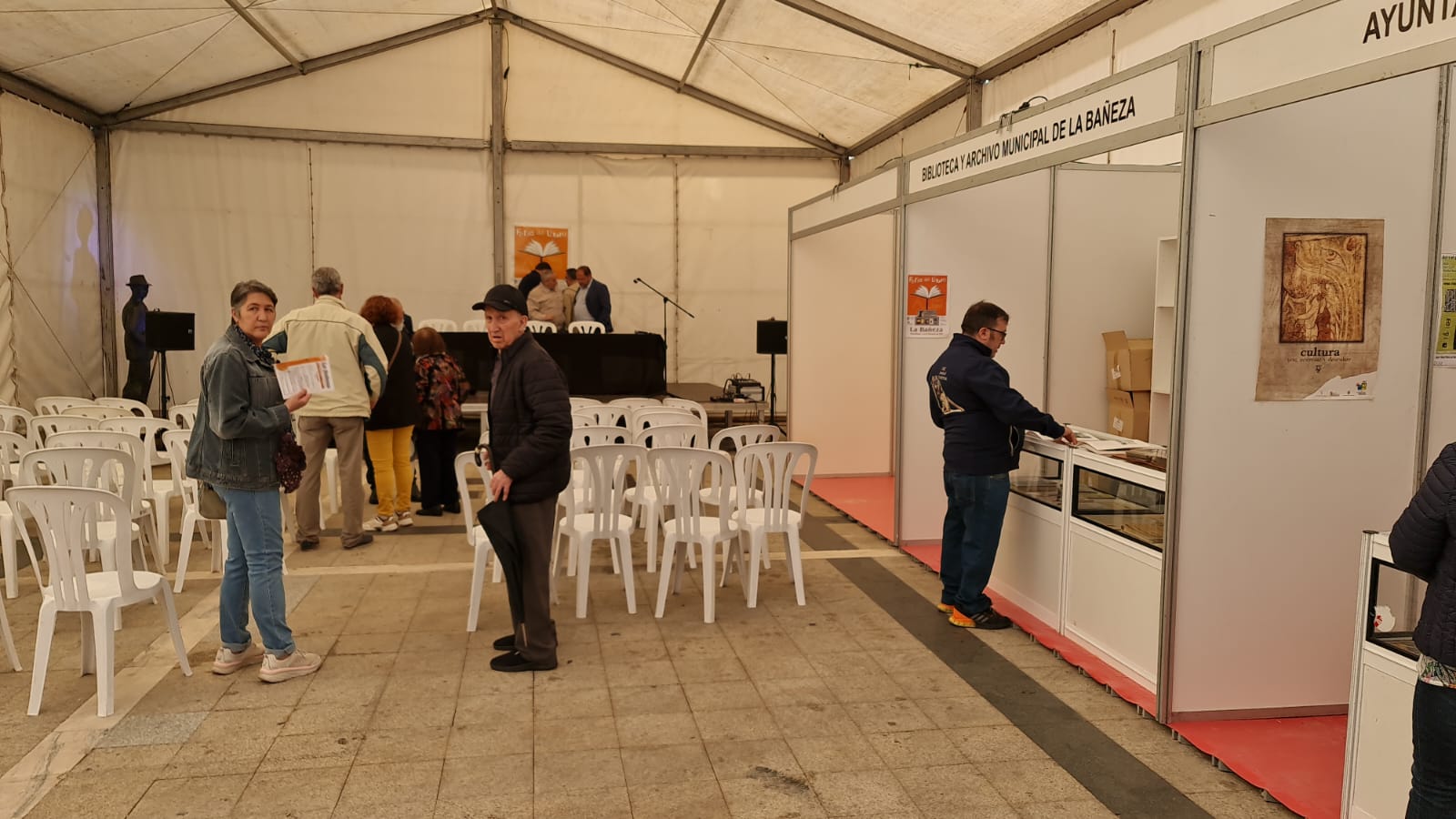 Fotos: Feria del Libro en La Bañeza