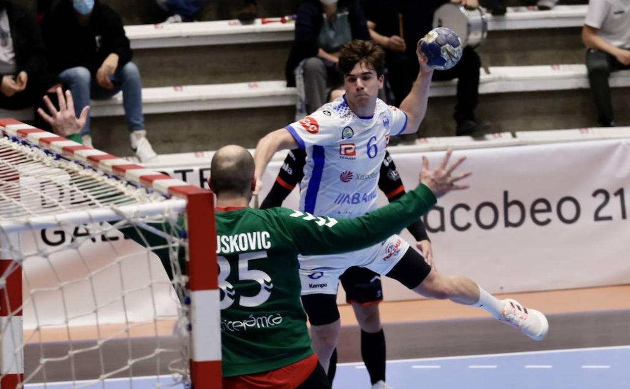 Carlos Álvarez, el gran candidato para ocupar el puesto de Gonzalo en el Abanca Ademar, en un partido e la pasada temporada con su club, Cisne.