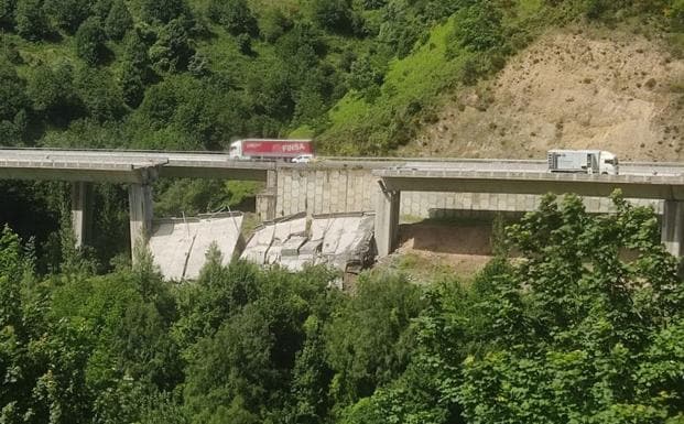 Derrumbe en las obras del viaducto del Castro en la A-6 a la altura de Vega de Valcarce. 