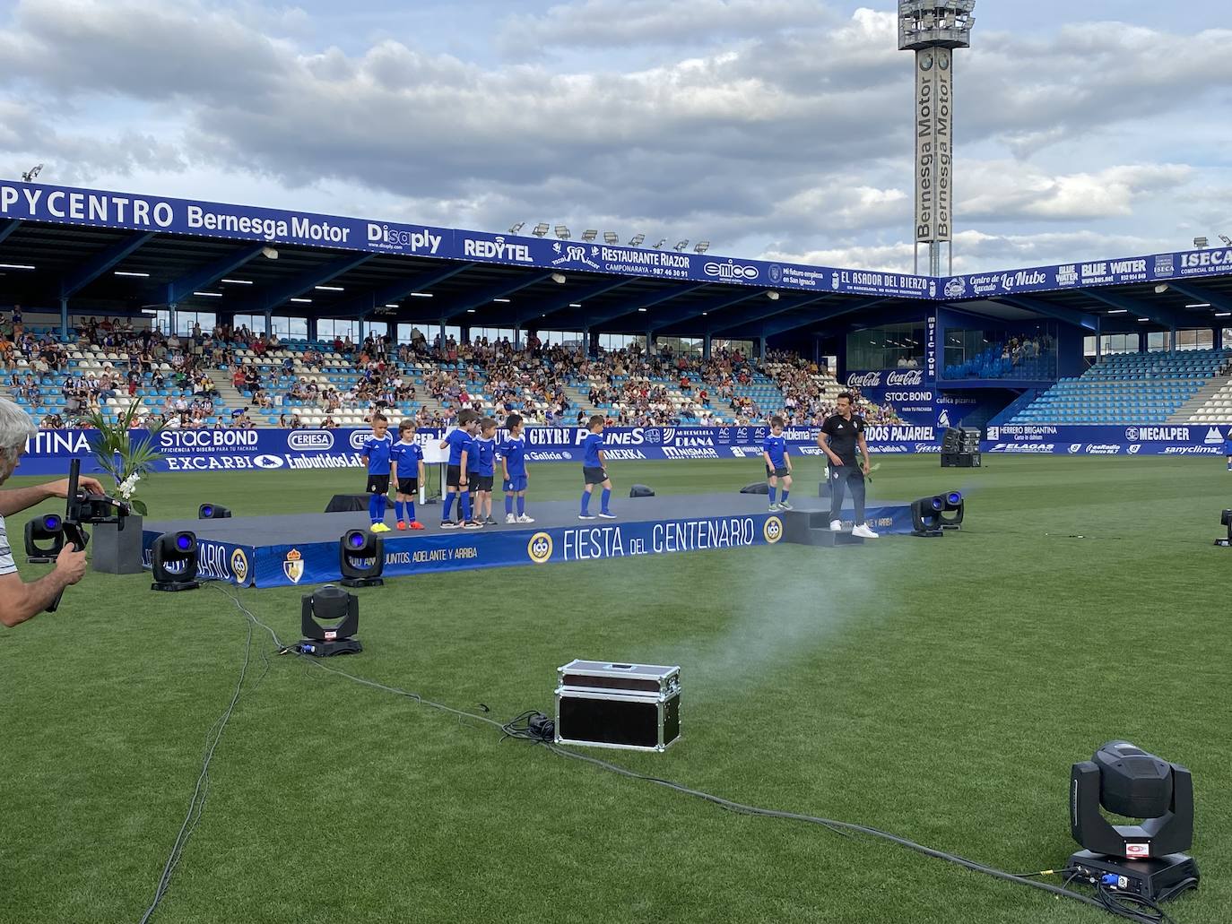 La SD Ponferradina celebra una gran fiesta en el estadio de El Toralín para conmemorar sus cien años de vida. 