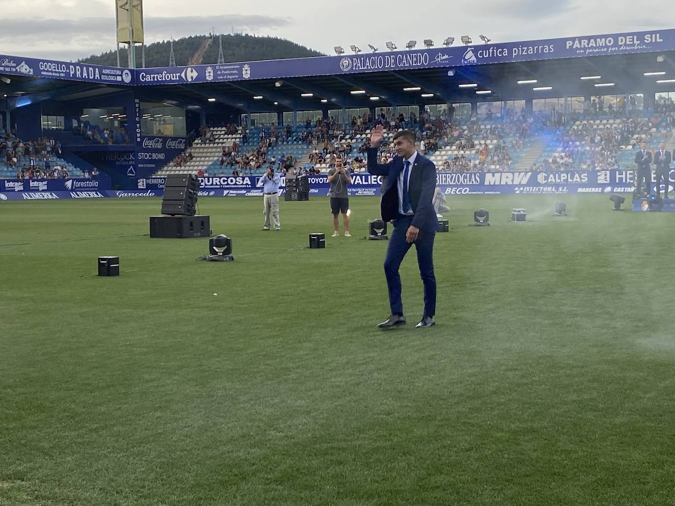 La SD Ponferradina celebra una gran fiesta en el estadio de El Toralín para conmemorar sus cien años de vida. 