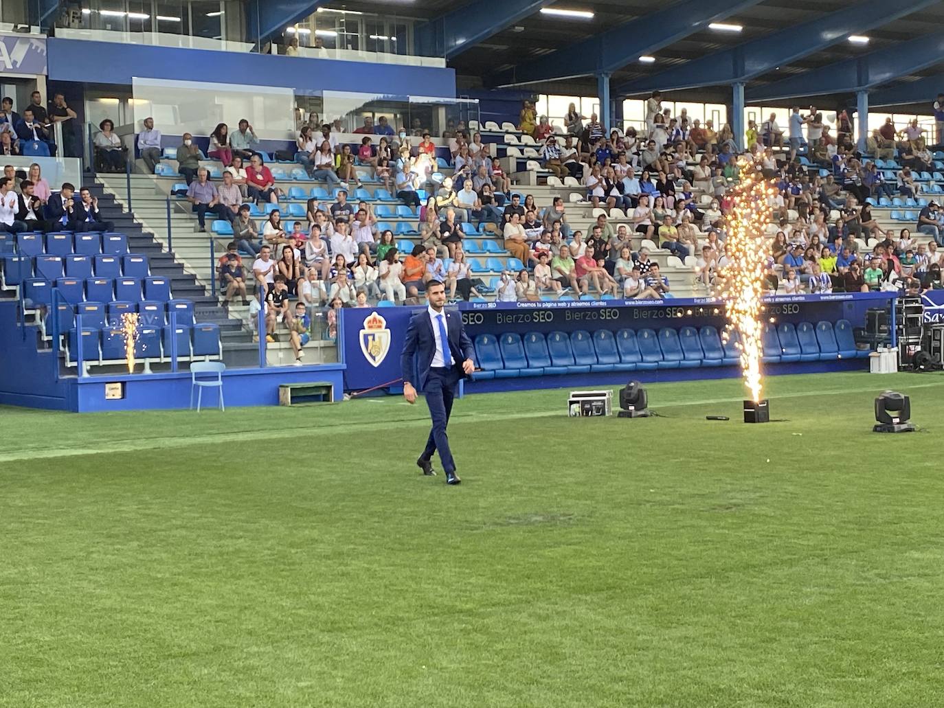 La SD Ponferradina celebra una gran fiesta en el estadio de El Toralín para conmemorar sus cien años de vida. 