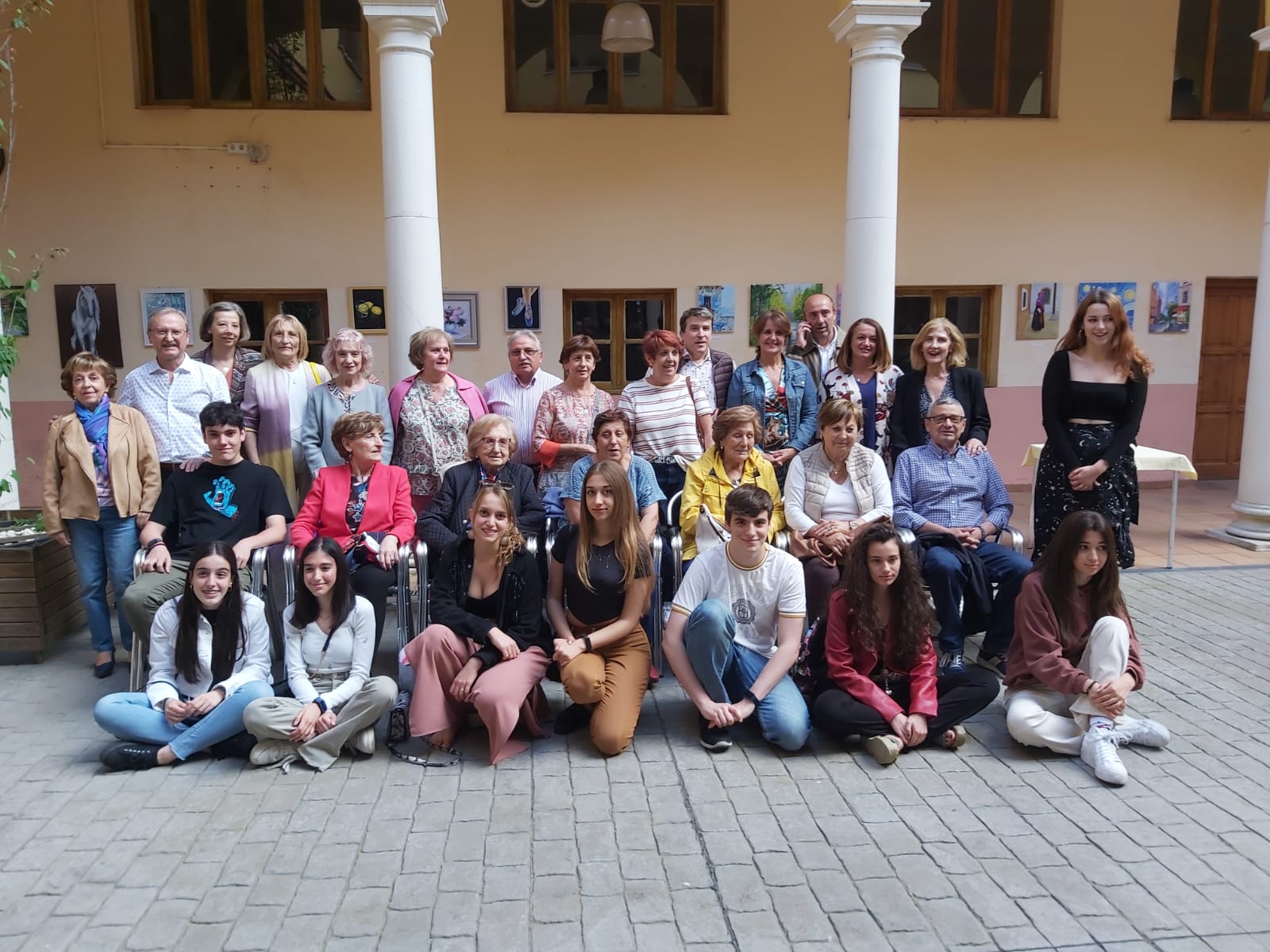 Los alumnos de la Escuela de Pintura del Recreo exponen en el Patio de su sede social en San Marcelo