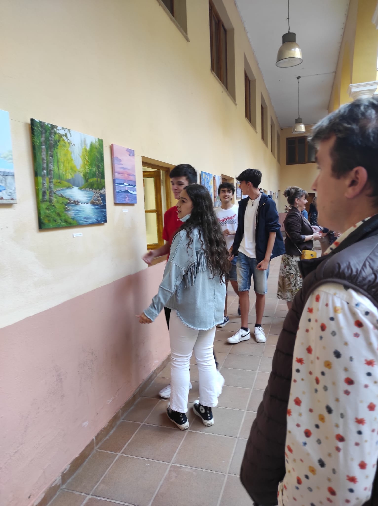 Los alumnos de la Escuela de Pintura del Recreo exponen en el Patio de su sede social en San Marcelo