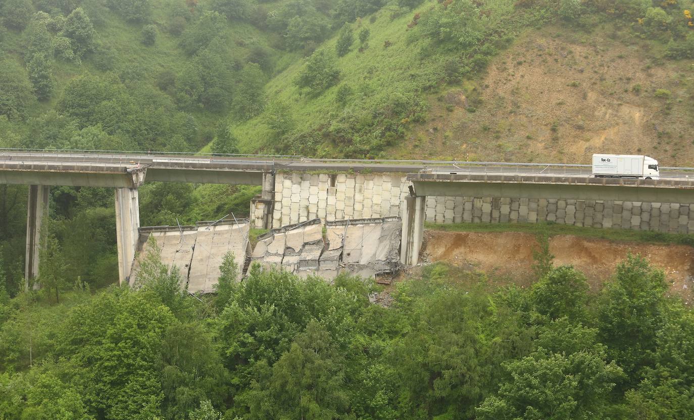 Derrumbe de parte del viaducto del Castro en el municipio de Vega de Valcarce.