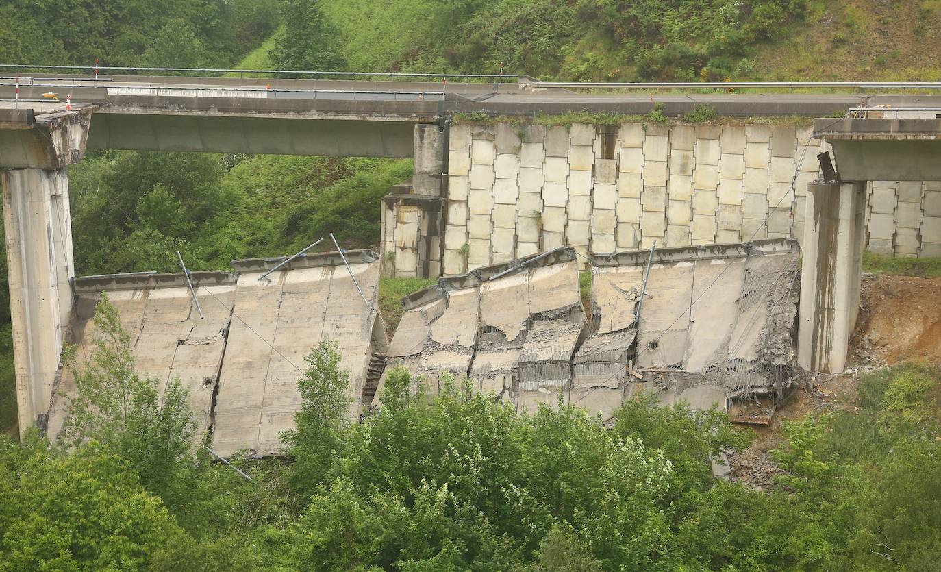 Derrumbe de parte del viaducto del Castro en el municipio de Vega de Valcarce.