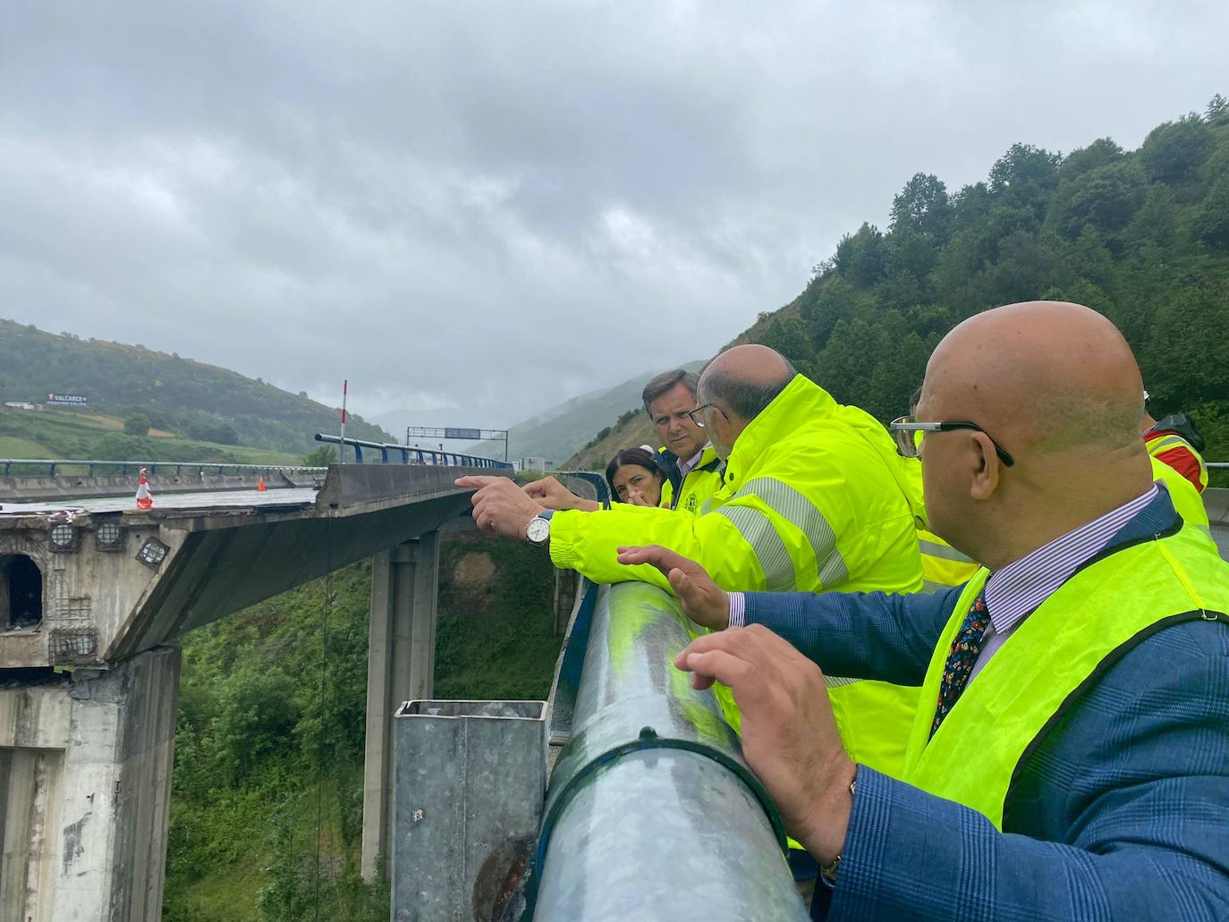 Derrumbe de parte del viaducto del Castro en el municipio de Vega de Valcarce.