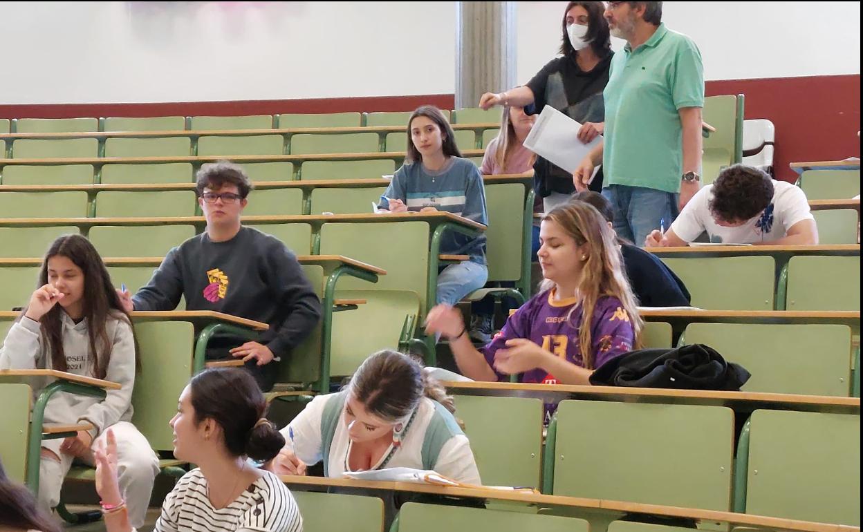 Estudiantes leoneses este miércoles durante la prueba de la EBAU. 