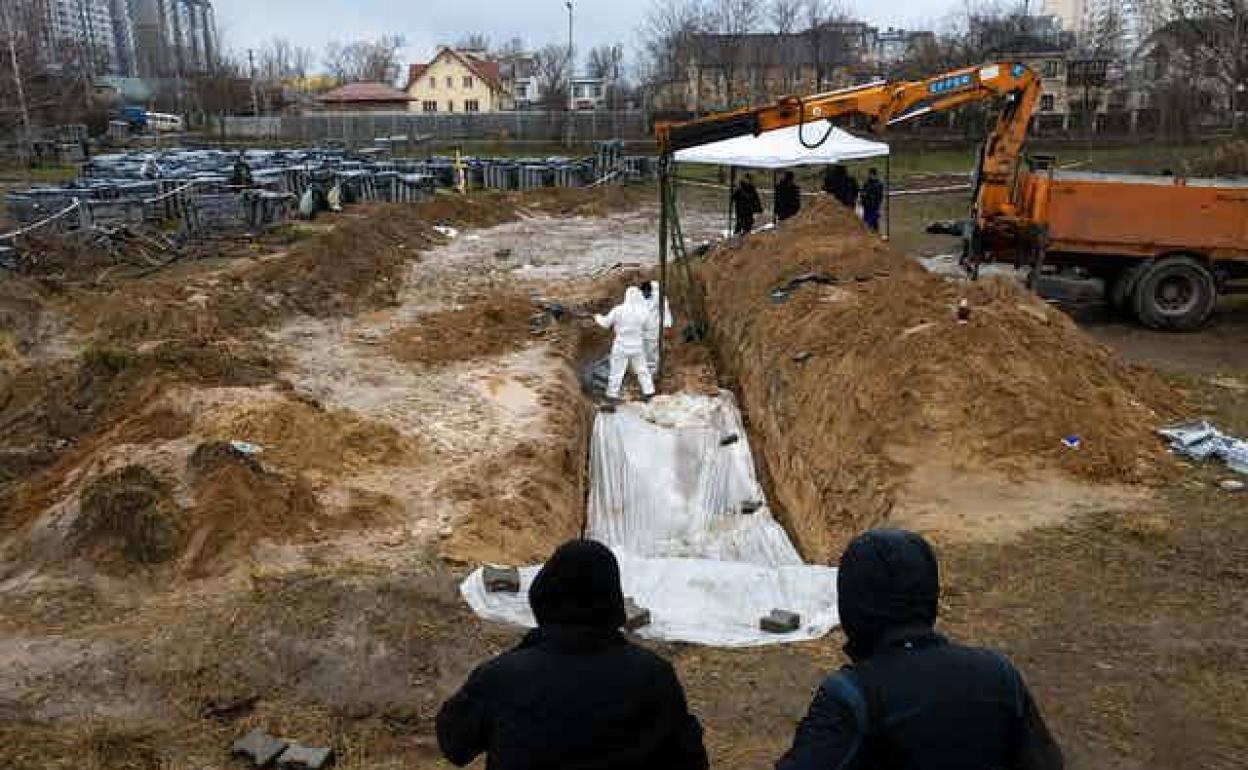 Fosa común clandestina en Bucha (Ucrania) en una fotografía del 11 de abril de 2022.