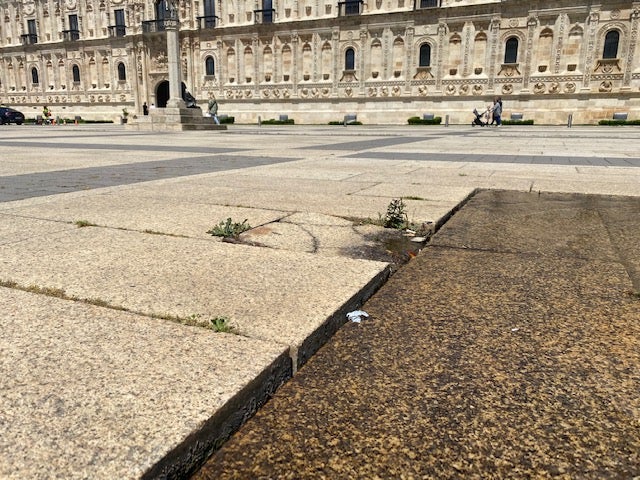 Una baldosa en mal estado en esta plaza de San Marcos que UPL reclama adecentar.