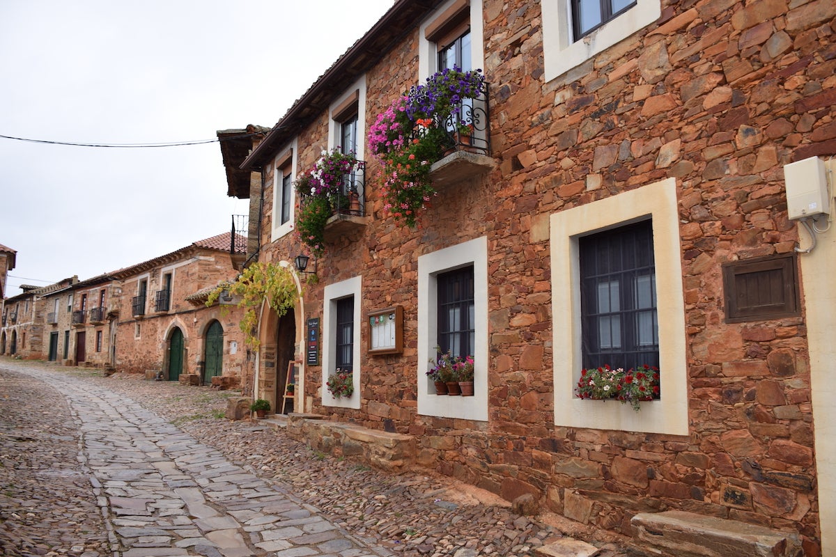 Los pueblos que participan desarrollan un programa de iniciativas, donde los visitantes podrán disfrutar de cenas a la luz de las velas, visitas guiadas por las plazas, palacios y calles de los pueblos, exposiciones, instalaciones, recitales de poesía, representaciones teatrales, mucha música y baile.