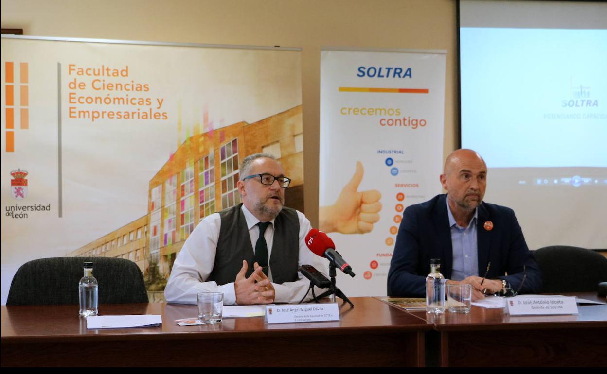 El decano de la Facultad de Ciencias Económicas y Empresariales, José Ángel Miguel Dávila, y el gerente de la empresa SOLTRA, José Antonio Idoeta, han presentado la primera edición del Concurso de Relatos sobre Economía Inclusiva. 