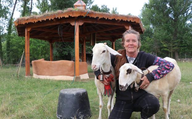 Galería. Las ovejas de Andy, Helena y Maia, junto al pabellón donde se realizan jornadas de ecoliteratura.