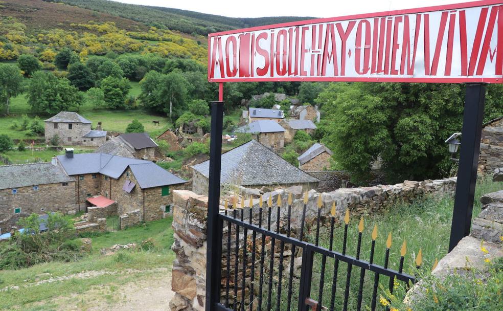 Un cartel, en el acceso al pueblo desde la Cruz de Ferro, insiste en la posibilidad de vivir en Prada de la Sierra, una localidad que regresará al registro del INE tras la sentencia que así lo reclama.