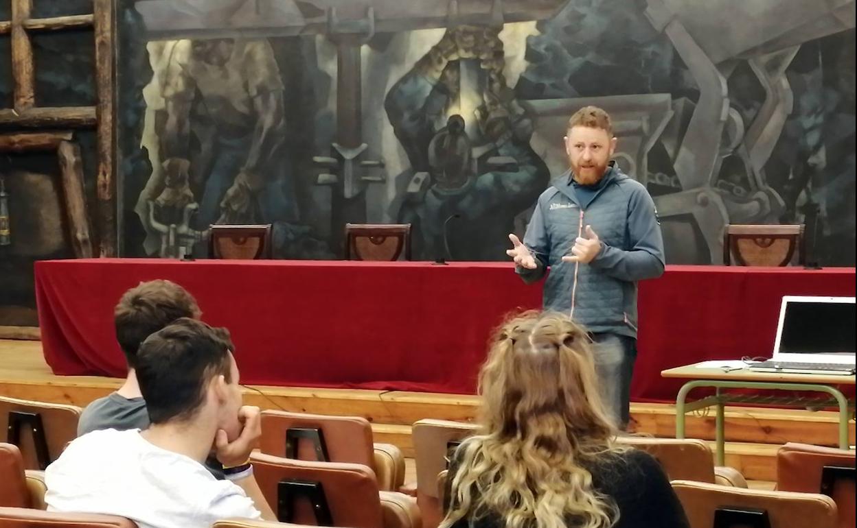 El campeón de pesca David García da una charla motivacional a los alumnos del CIFT Virgen del Buen Suceso.