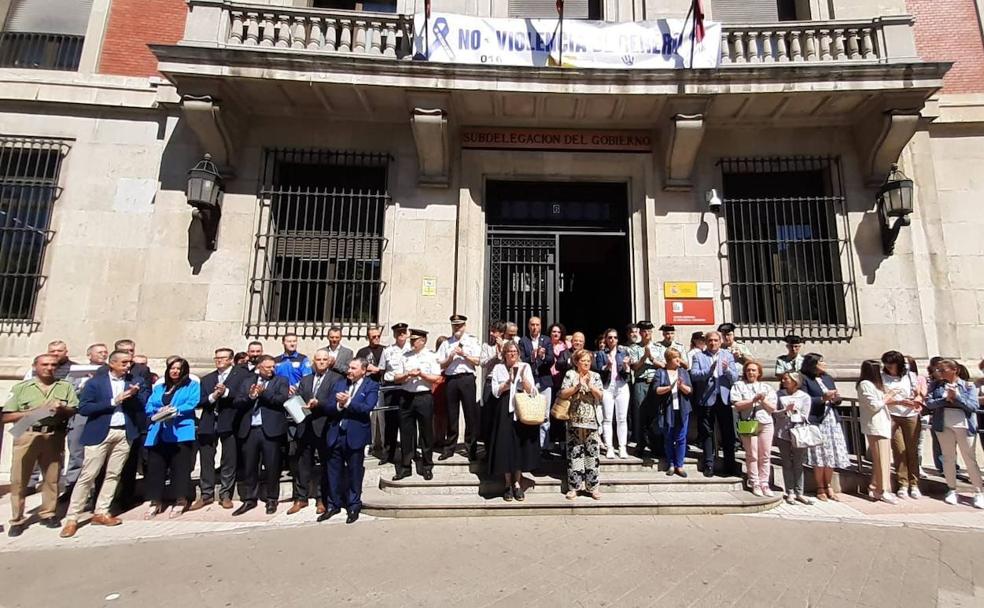 Las instituciones guardan un minuto de silencio por la última mujer asesinada víctima de la violencia de género. 