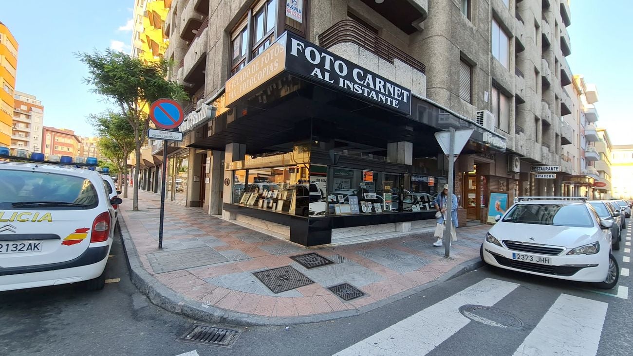 Un clásico del comercio leonés busca nuevo propietario. 'Don Claudio', dedicado a la fotografía y el regalo, suma 40 años de historia en paralelo a la ciudad. «Ha llegado el momento de dar paso a jóvenes con inquietud y ganas de trabajar», asegura Manuela Huerga. 