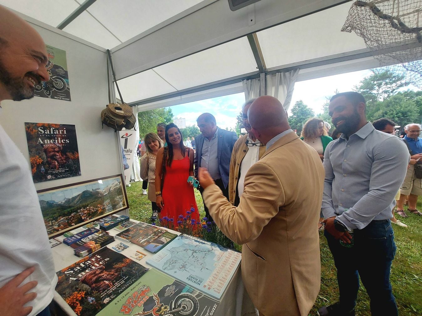 Boñar muestra lo mejor de la montaña leonesa en la 'IV Feria de la Montaña'. La Feria de la Montaña Leonesa vive su puesta de largo en una edición con tresjornadas y El Soto de Boñar como escenario. Los visitantes podrán disfrutar de una veintena de actividades y 17 expositores. 