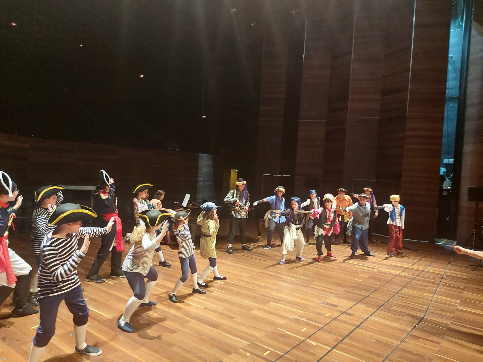 El Auditorio de León acoge la ópera infantil The Golden Vanity. Esta producción de la Escuela Municipal de Música tendrá lugar este sábado a las 20.30 horas. En las imágenes, los ensayos realizados este viernes. 