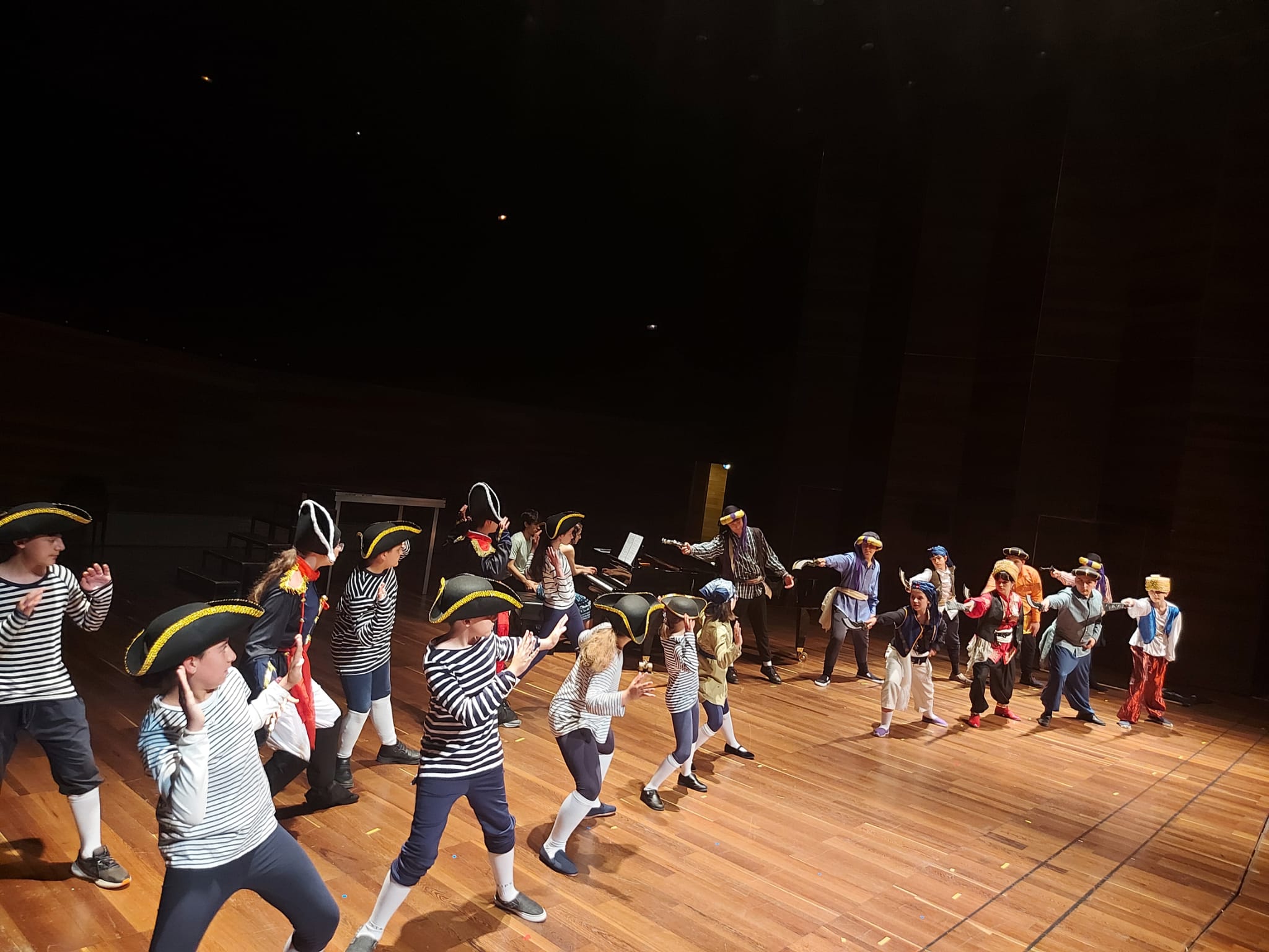 El Auditorio de León acoge la ópera infantil The Golden Vanity. Esta producción de la Escuela Municipal de Música tendrá lugar este sábado a las 20.30 horas. En las imágenes, los ensayos realizados este viernes. 