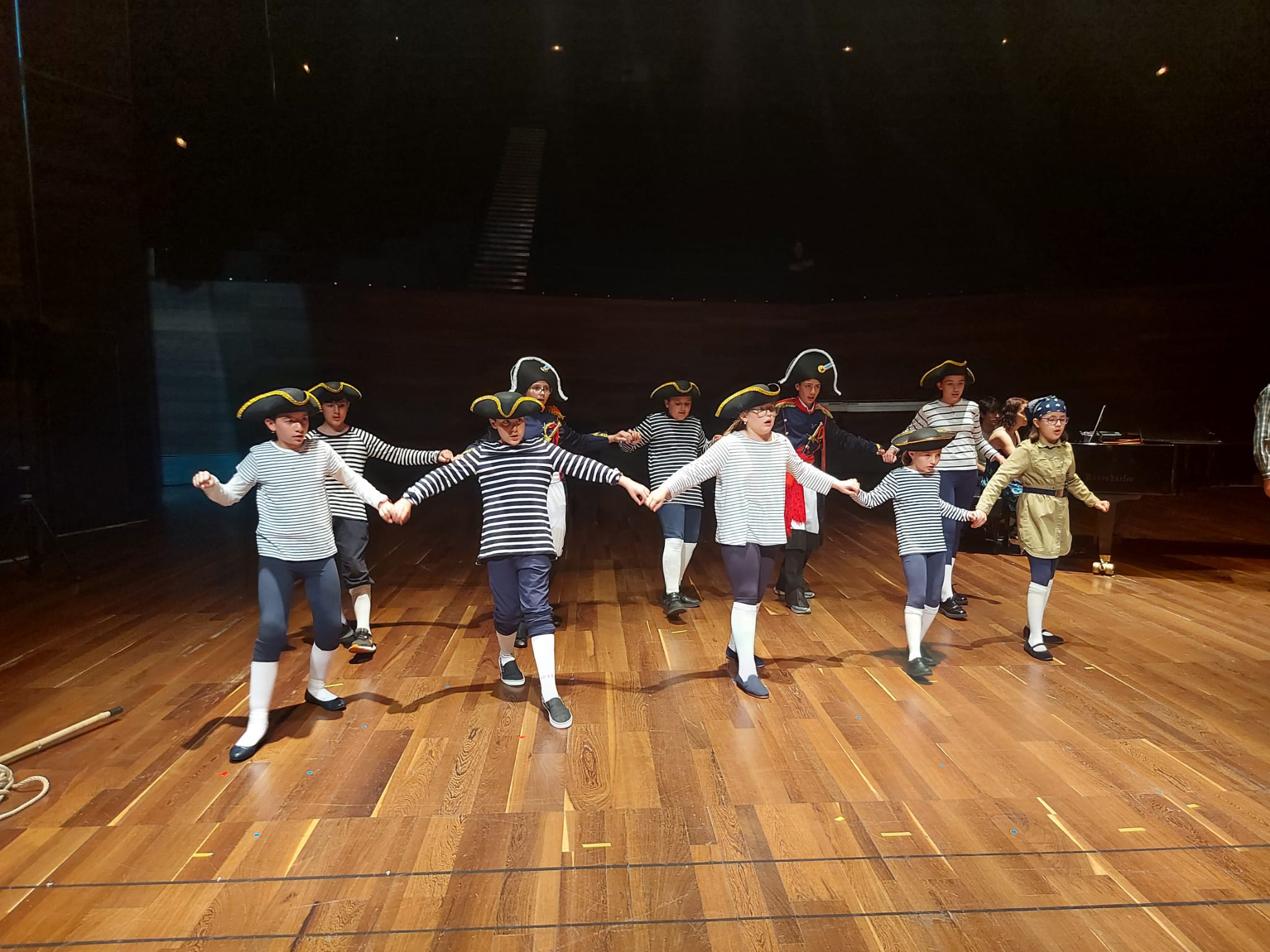 El Auditorio de León acoge la ópera infantil The Golden Vanity. Esta producción de la Escuela Municipal de Música tendrá lugar este sábado a las 20.30 horas. En las imágenes, los ensayos realizados este viernes. 