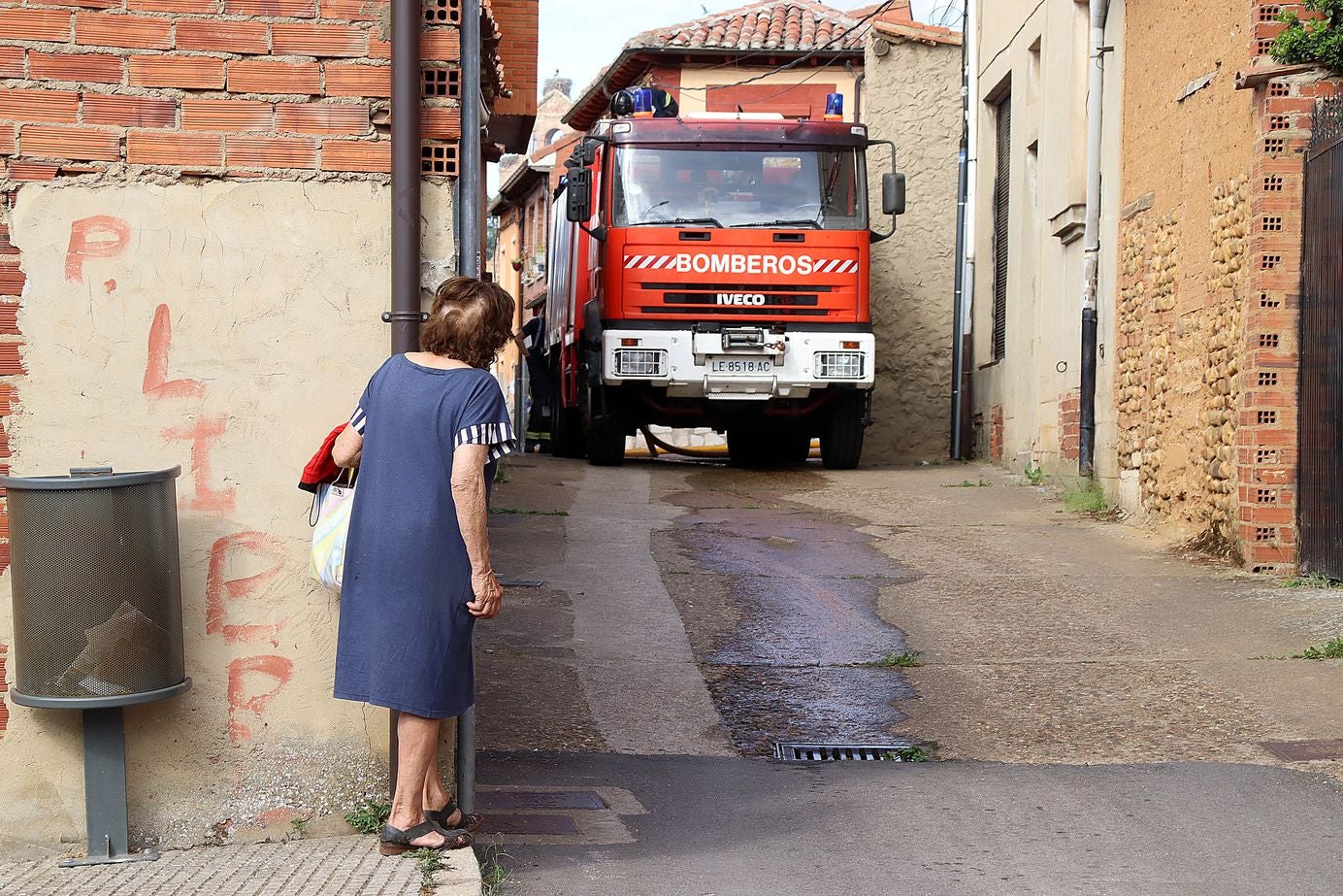 Un virulento incendio provocado por la quema de rastrojo daña una vivienda en Puente Castro y alarma a la barriada. El autor quema ha sido detenido. Las llamas avanzaron de forma incontrolada hasta alcanzar un inmueble situado en la calle Victoriano Diez. Efectivos de Bomberos y de la Policía Local y Nacional intervienen en el lugar. 