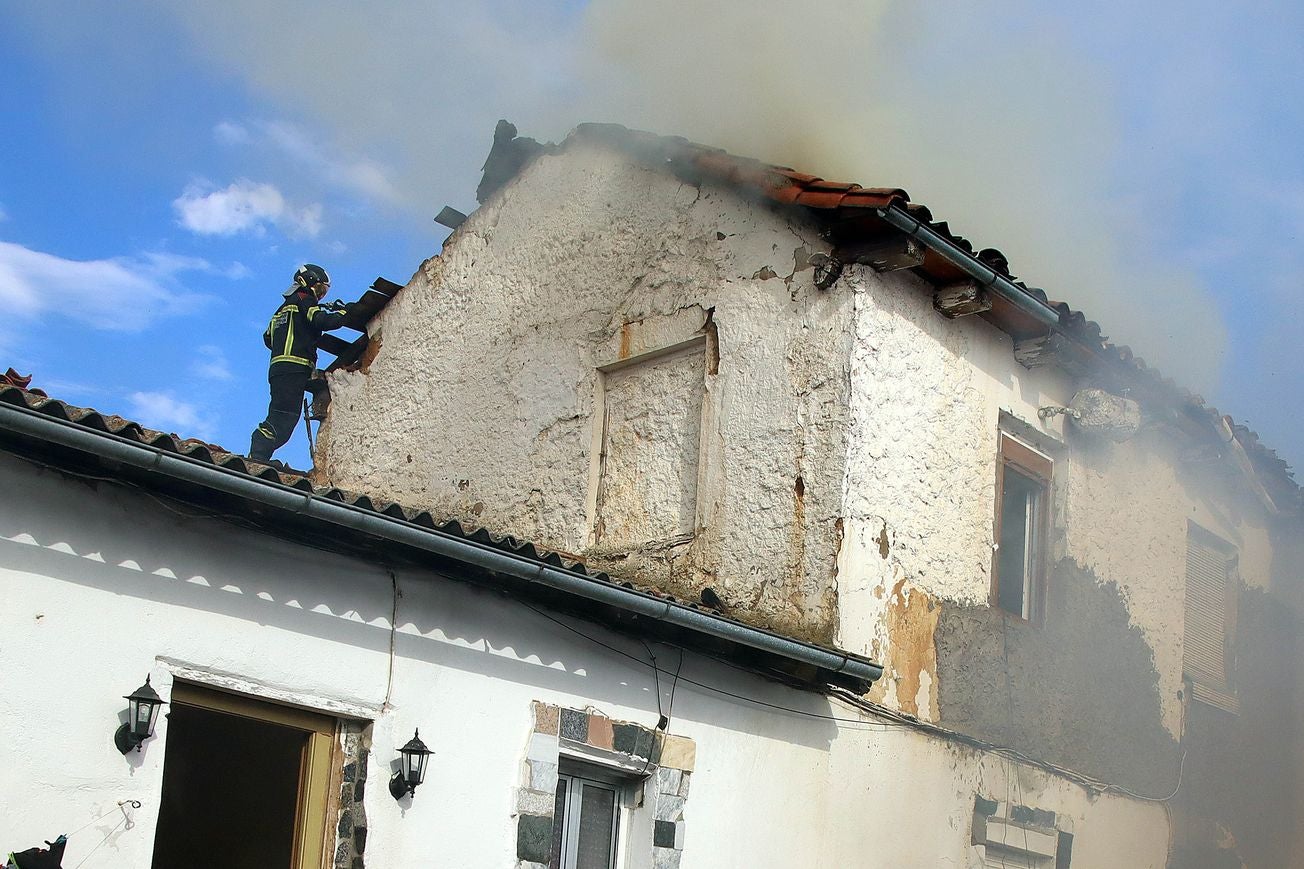 Un virulento incendio provocado por la quema de rastrojo daña una vivienda en Puente Castro y alarma a la barriada. El autor quema ha sido detenido. Las llamas avanzaron de forma incontrolada hasta alcanzar un inmueble situado en la calle Victoriano Diez. Efectivos de Bomberos y de la Policía Local y Nacional intervienen en el lugar. 