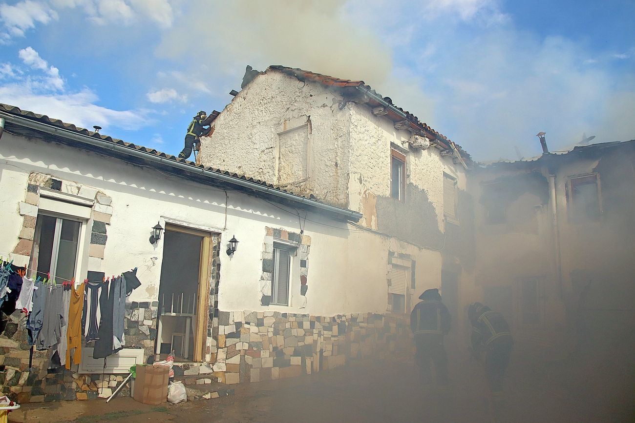 Un virulento incendio provocado por la quema de rastrojo daña una vivienda en Puente Castro y alarma a la barriada. El autor quema ha sido detenido. Las llamas avanzaron de forma incontrolada hasta alcanzar un inmueble situado en la calle Victoriano Diez. Efectivos de Bomberos y de la Policía Local y Nacional intervienen en el lugar. 