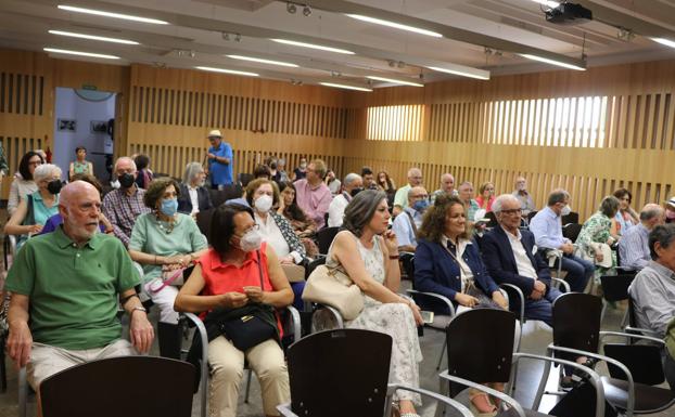 Imagen principal - La Fundación Sierra Pambley acoge la presentación de 'La novela imposible'.