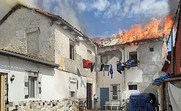 Imagen de la vivienda en los primeros momentos del incendio. 