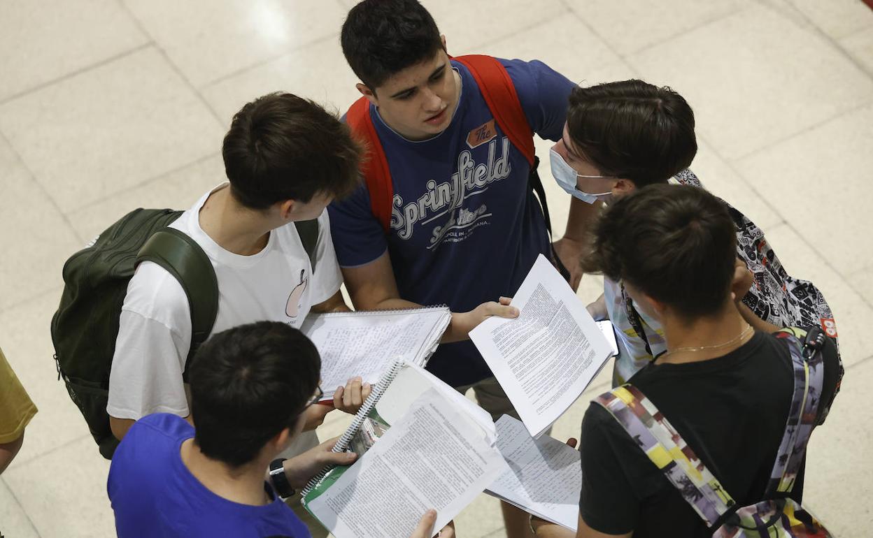 Varios estudiantes, antes del examen de acceso a la universidad.