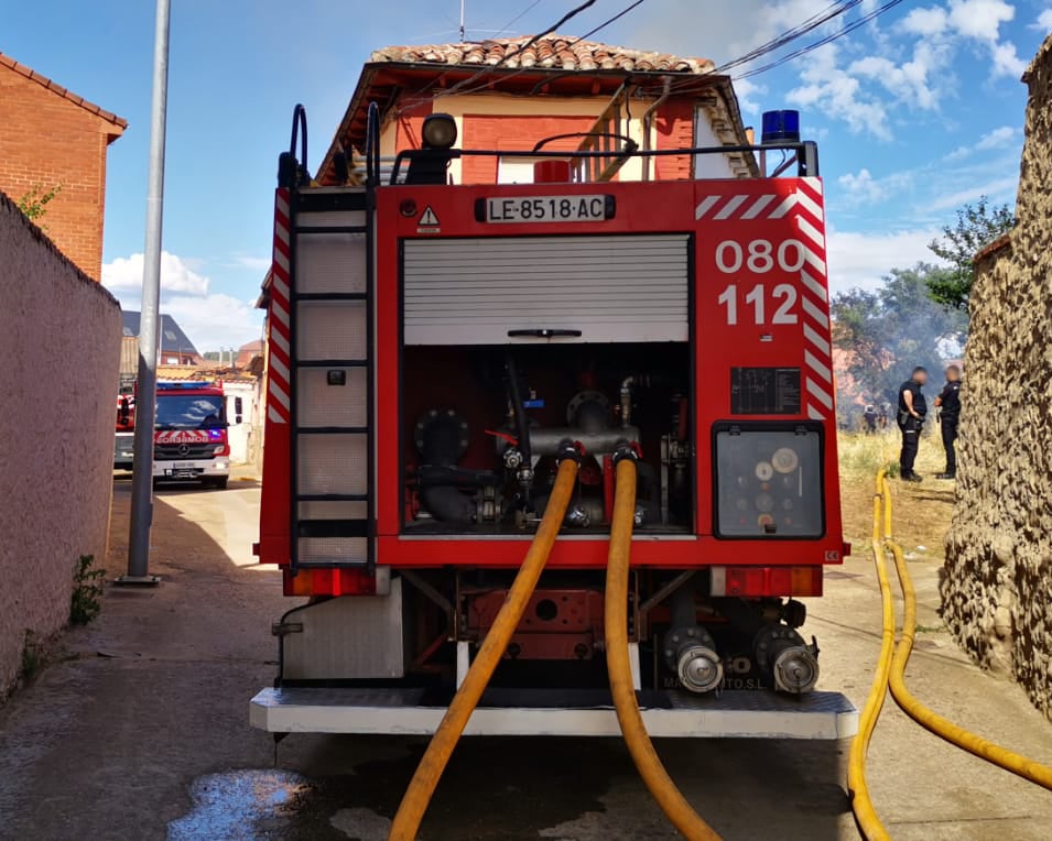 Un virulento incendio provocado por la quema de rastrojo daña una vivienda en Puente Castro y alarma a la barriada. El autor quema ha sido detenido. Las llamas avanzaron de forma incontrolada hasta alcanzar un inmueble situado en la calle Victoriano Diez. Efectivos de Bomberos y de la Policía Local y Nacional intervienen en el lugar. 