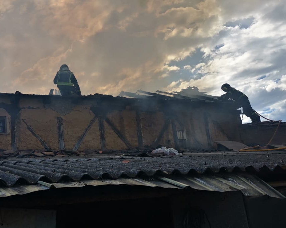 Un virulento incendio provocado por la quema de rastrojo daña una vivienda en Puente Castro y alarma a la barriada. El autor quema ha sido detenido. Las llamas avanzaron de forma incontrolada hasta alcanzar un inmueble situado en la calle Victoriano Diez. Efectivos de Bomberos y de la Policía Local y Nacional intervienen en el lugar. 