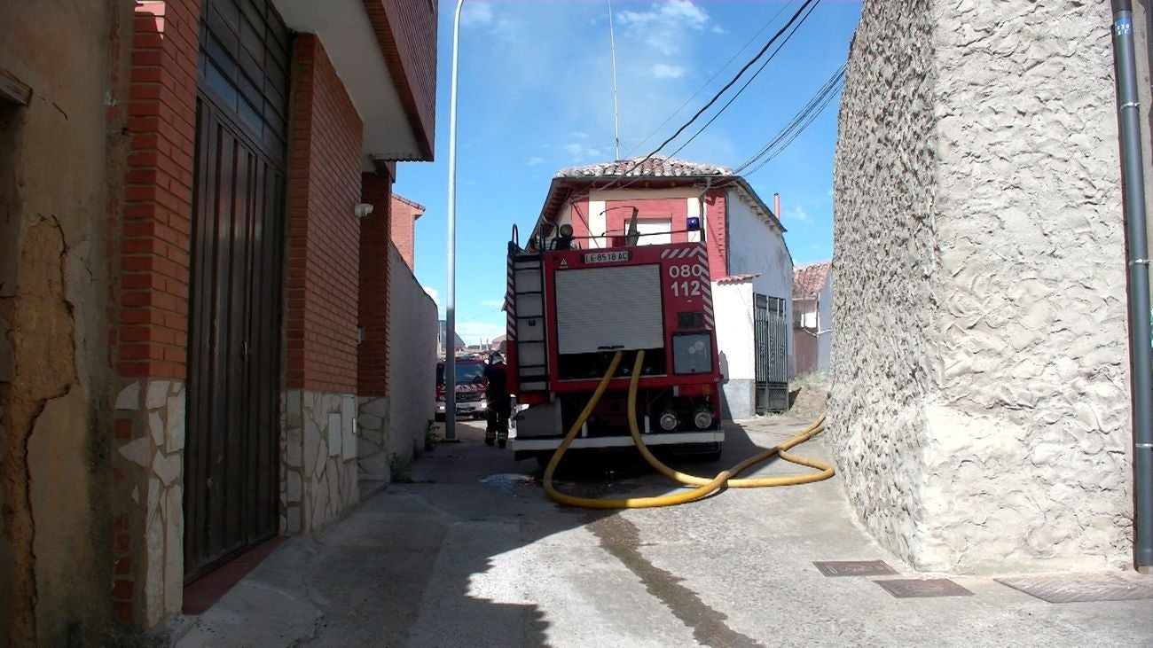 Un virulento incendio provocado por la quema de rastrojo daña una vivienda en Puente Castro y alarma a la barriada. El autor quema ha sido detenido. Las llamas avanzaron de forma incontrolada hasta alcanzar un inmueble situado en la calle Victoriano Diez. Efectivos de Bomberos y de la Policía Local y Nacional intervienen en el lugar. 
