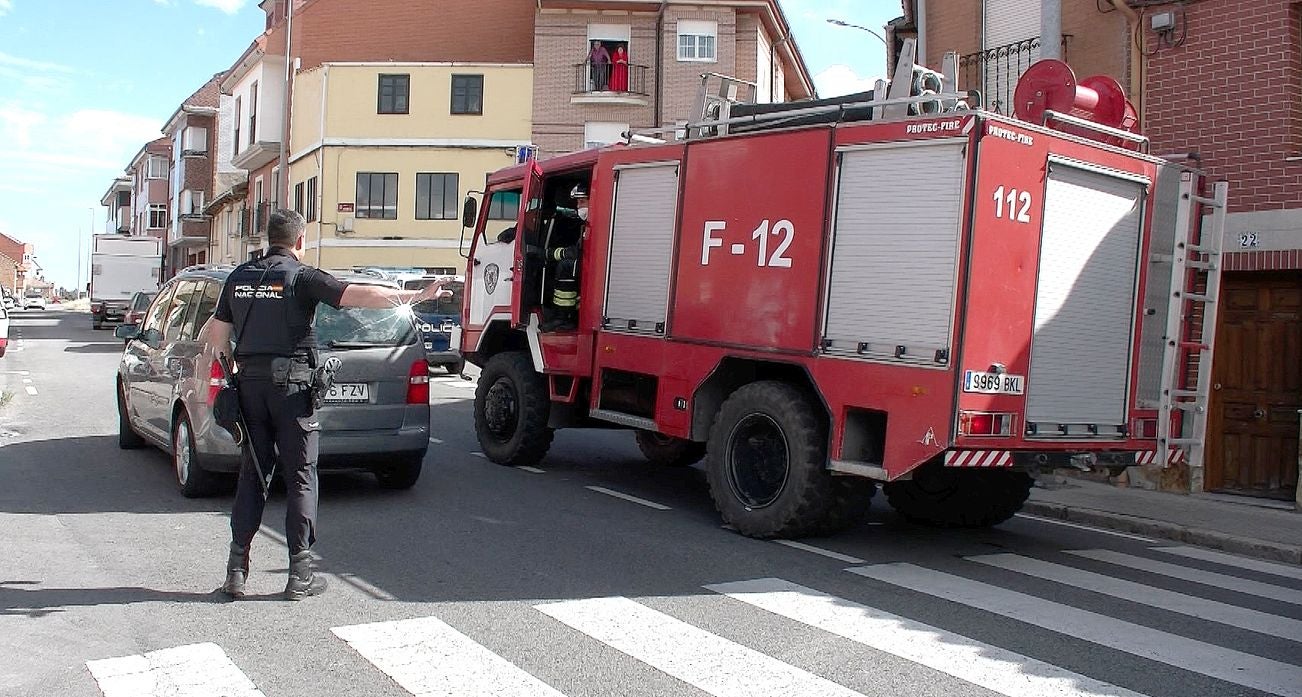 Un virulento incendio provocado por la quema de rastrojo daña una vivienda en Puente Castro y alarma a la barriada. El autor quema ha sido detenido. Las llamas avanzaron de forma incontrolada hasta alcanzar un inmueble situado en la calle Victoriano Diez. Efectivos de Bomberos y de la Policía Local y Nacional intervienen en el lugar. 