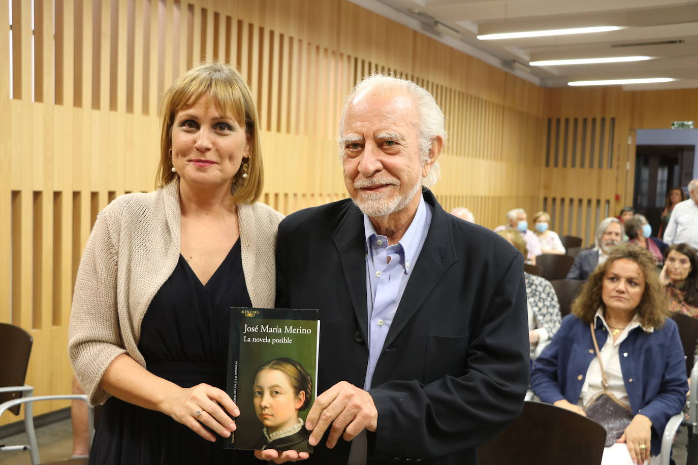 El escritor leonés presenta en la Fundación Sierra Pambley su último trabajo en el que repasa la vida de la pintora de la corte de Felipe II | En la presentación le ha acompañado Natalia Álvarez con la que ha desgranado cómo fue escribir la novela durante el confinamiento.