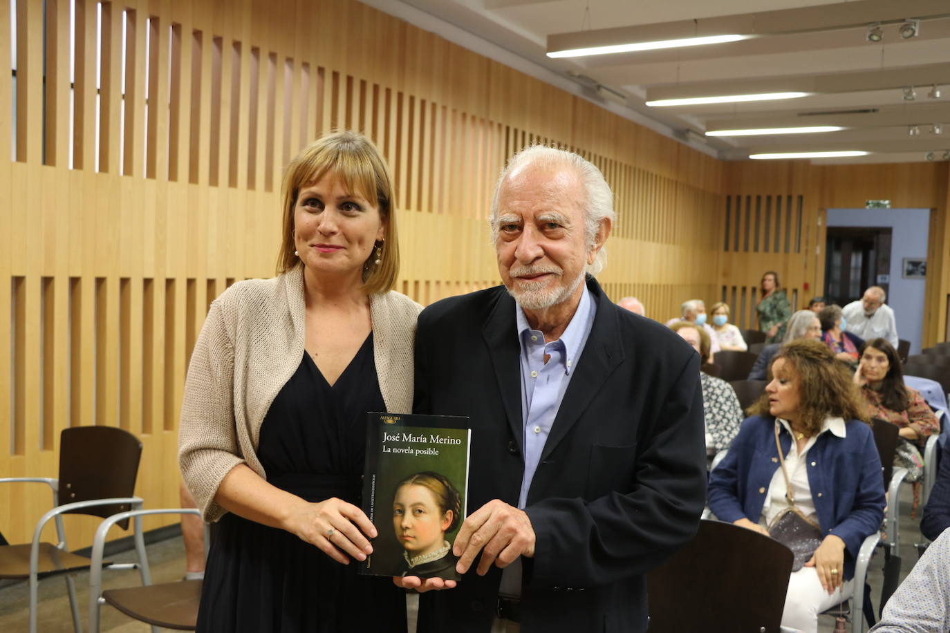 El escritor leonés presenta en la Fundación Sierra Pambley su último trabajo en el que repasa la vida de la pintora de la corte de Felipe II | En la presentación le ha acompañado Natalia Álvarez con la que ha desgranado cómo fue escribir la novela durante el confinamiento.